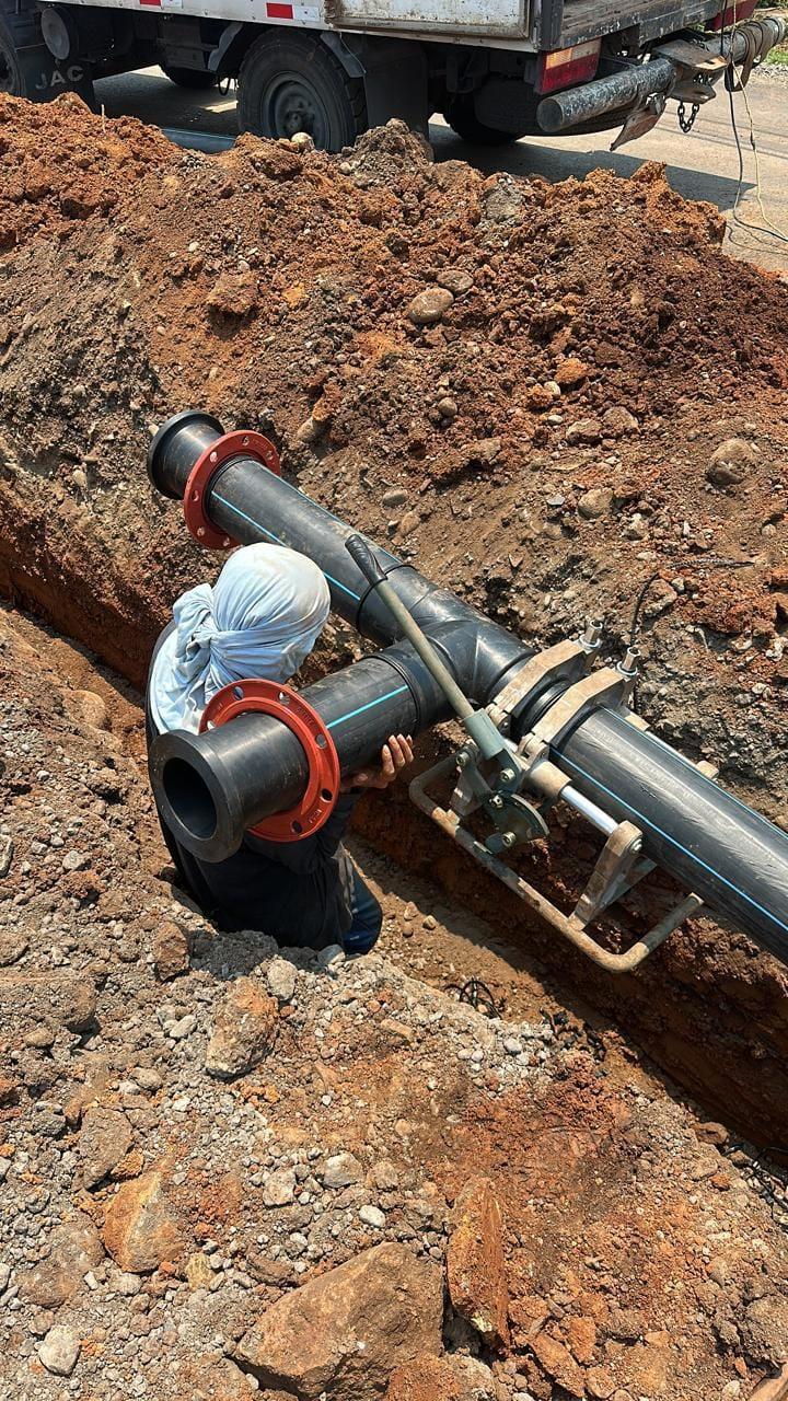 Instalación de tubería HDPE con brida en una zanja junto a la calzada