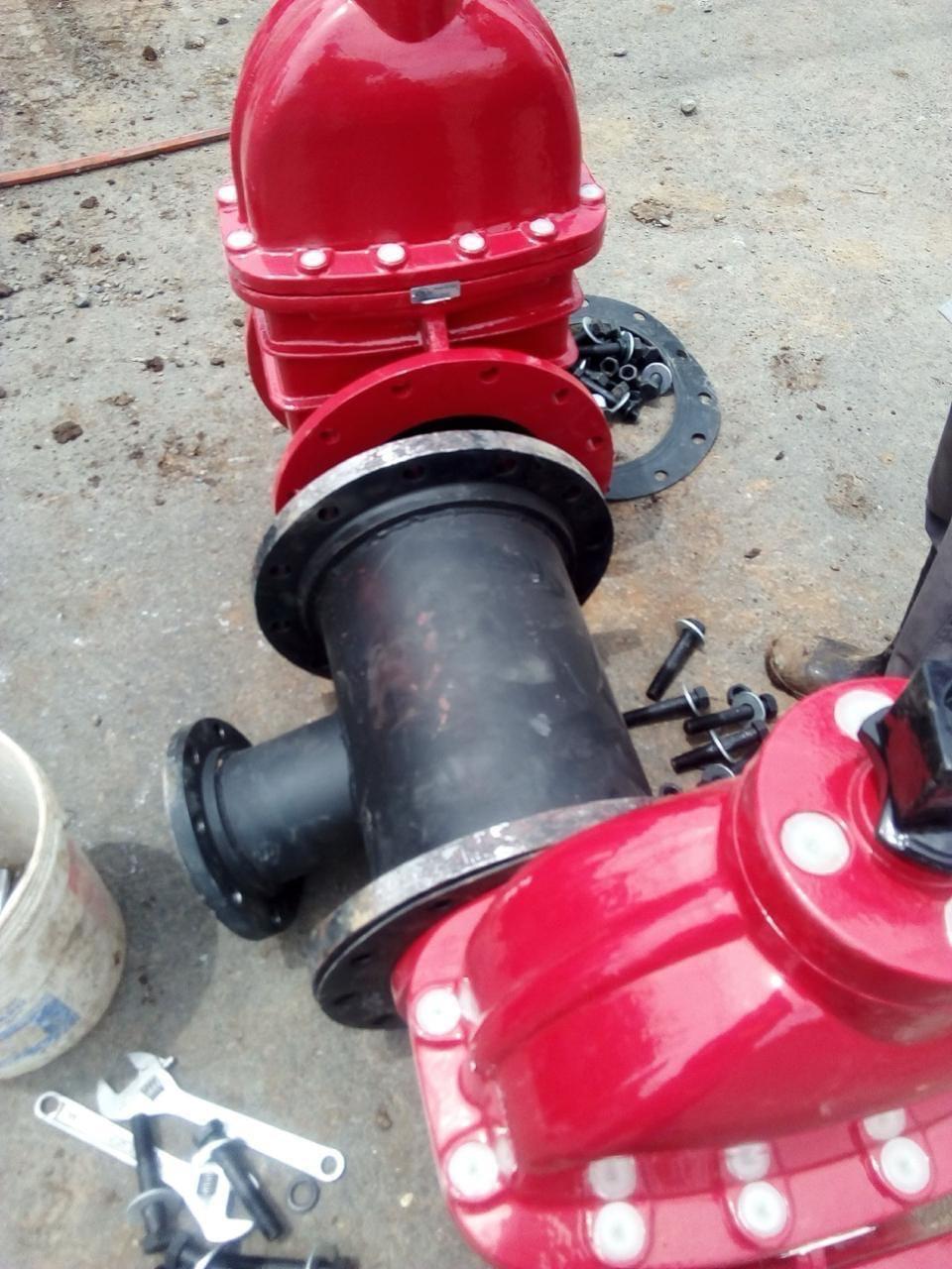 Hidrantes, bridas y accesorios de acero para redes de agua potable listos para instalar