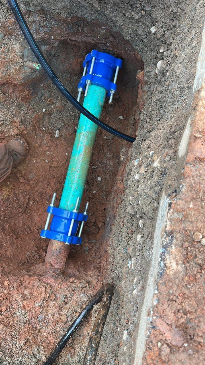 Reparación de una línea de agua potable con acoples de brida en una zanja
