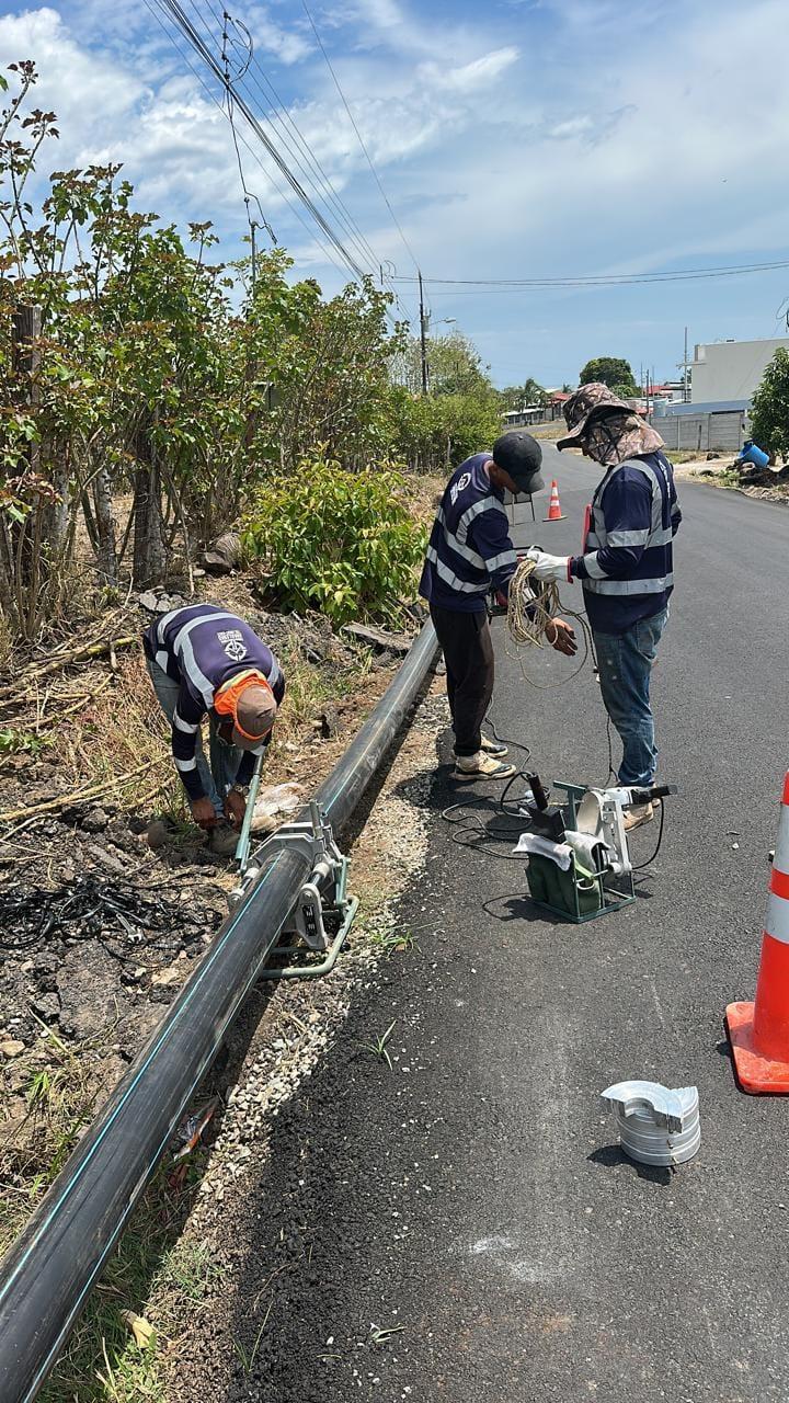 Cuadrilla de AMALEMO realizando termofusión de tubería HDPE a la orilla de la calle